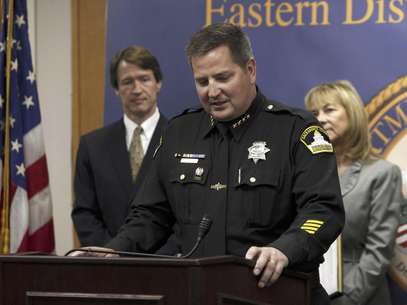 Sacramento County Sheriff Scott Jones pauses as he discusses the federal charges brought against two of his deputies for allegedly illegally selling dozens of weapons, at a news conference  in Sacramento, Calif., Friday,  June 1, 2012. Deputies Ryan McGowan, 31, and Thomas Lu, 42, face charges of trafficking in handguns that cannot be legally bought by citizens in California.  Also seen are U.S.Attorney Benjamin Wagoner, left, and Sacramento County District Attorney Jan Scully.  Foto: Rich Pedroncelli / AP