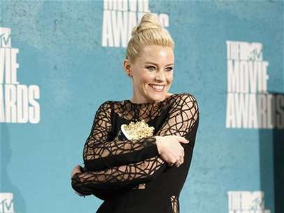 La actriz Elizabeth Banks posa junto a su premio a la Mejor Transformación en la cinta "The Hunger Games" durante la entrega de los premoios MTV en Los Angeles, jun 3 2012. "The Hunger Games" y sus estrellas resultaron el domingo los grandes ganadores de los premios de cine de MTV, llevándose cuatro trofeos en lo que resultó ser una tarde tranquila para una ceremonia de premiación que suele ser estrafalaria. Foto: Danny Moloshok / Reuters
