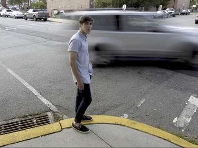 Dylan Young, de 18 años, posa para The Associated Press en una esquina de North Arlington, Nueva Jersey, el miércoles 6 de junio de 2012. Young, un estudiante de la secundaria North Arlington High, chocó en un accidente por estar distraído, al estar texteando mientras conducía.  Foto: Julio Cortez / AP