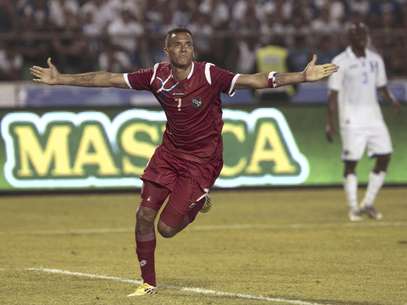 El delantero panameño Blas Pérez celebra después de marcar un gol durante el partido Panamá-Honduras por las eliminatorias mundialistas de la CONCACAF en San Pedro Sula, Honduras, el viernes 8 de junio del 2012.  Foto: Esteban Felix / AP