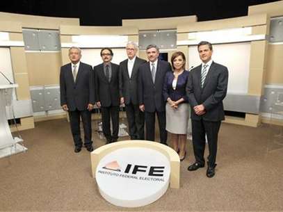 Los candidatos presidenciales mexicanos posan para una fotografía junto al moderador de un debate televisivo en Guadalajara, jun 10 2012. Seis años después de que Andrés Manuel López Obrador observaba cómo su ventaja hacia la presidencia de México se evaporaba en la últimas semanas de la campaña, ahora el izquierdista está ganando terreno en los sondeos y espera arrebatar la victoria en el último minuto en los comicios del 1 de julio. Foto: Handout Imagen para uso no comercial, ni ventas, ni archivos. Solo para uso editorial. No para su venta en marketing o campañas / Reuters