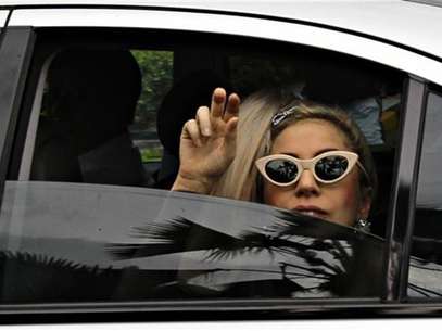 La cantante Lady Gaga saluda a su llegada al aeropuerto Changi de Singapur, mayo 26 2012. El Gobierno tailandés atacó por segunda vez en pocas semanas a la sensación del pop Lady Gaga al presentar una denuncia ante la policía por el uso "ofensivo" de su bandera nacional el mes pasado durante un concierto para el que se agotaron las entradas. Foto: Tim Chong / Reuters en español