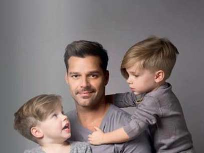 15 de Junio del 2012 - Ricky Martin posa con sus hijos para celebrar el día del padre. Foto: Facebook Ricky Martin