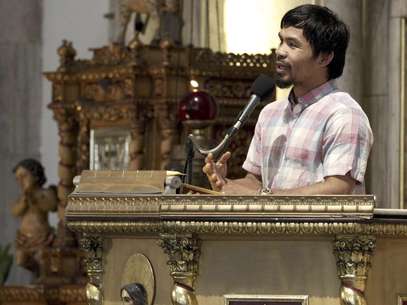 El legislador filipino y ex campeón mundial welter Manny Pacquiao habla desde el púlpito de una iglesia durante una misa el sábado 16 de junio del 2012 en Manila. Pacquiao, que acaba de perder el título ante el estadounidense Timothy Bradley en decisión controversial, interrumpió inmediatamente sus vacaciones posteriores a la pelea para ayudar a víctimas de inundaciones en su provincia natal  Foto: Pat Roque / AP