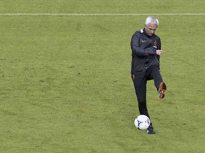 de Holanda Bert van Marwijk patea el balón durante una sesión de 