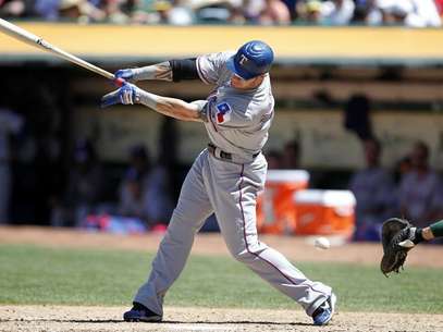 Texas Rangers batter Josh Hamilton strikes out during the ninth inning of his MLB American League baseball game against the Oakland Athletics in Oakland, California June 7, 2012. Hamilton is the leading vote getter for the 2012 MLB All-Star Game, to be played in Kansas City July 10. Foto: Beck Diefenbach / Reuters