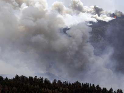 Los incendios forestales se han esparcido en el norte de Colorado, aquí se ve una imagen del domingo 17 de 2012, al este de Red Feather Lakes, Colorado. Los bomberos enfrentan poderosos vientos mientras batallan contra el fuego.  Foto: David Zalubowski / AP