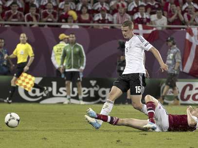 Lars Bender, en el centro, marca el segundo gol de Alemania ante Dinamarca en la Eurocopa el domingo 17 de junio de 2012.  Foto: Ivan Sekretarev / AP