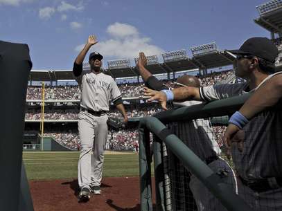 El lanzador dominicano Ivan Nova de los Yanquis de Nueva York saluda al público mientras es ovacionado al abandonar el terreno de juego en la octava entrada en un partido con los Nacionales de Washington en el estadio Nationals Park, el domingo 17 de junio del 2012, en Washington. Los Yanquis ganaron 4-1.  Foto: Alex Brandon / AP