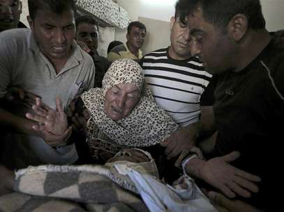The mother of Naim Najar mourns over his body during his funeral in the West Bank village of Idna, near Hebron June 17, 2012. Foto: Ammar Awad / Reuters In English