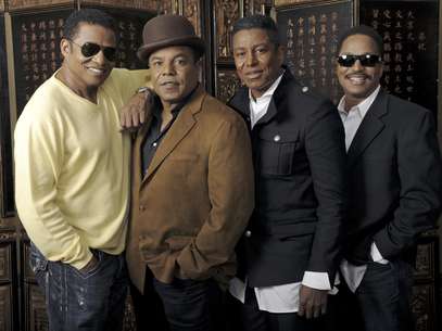 De izquierda a derecha los hermanos Jackie Jackson, Tito Jackson, Jermaine Jackson y Marlon Jackson posan para un retrato en Beverly Hills, California, en una fotografía de archivo del 9 de diciembre de 2009. Los Jackson emprenderán una gira por Estados Unidos, la primera tras la muerte de su hermano Michael.  Foto: Chris Pizzello, archivo / AP