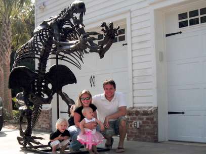 La imagen de 2010 proporcionada por Eric Prokopi, un paleontólogo comercial, lo muestra acompañado de su esposa, Amanda, y sus dos hijos, Greyson y Rivers, en su hogar en Gainesville, Florida, frente al esqueleto de un perezoso terrestre gigante. El esqueleto es el centro de una disputa legal en la que EEUU busca devolver los restos a Mongolia.  Foto: Eric Prokopi / AP