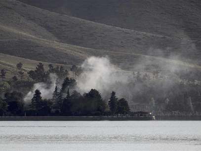 Smoke rises from a hotel at the site of an attack on the outskirts of Kabul June 22, 2012. Foto: Omar Sobhani / Reuters In English