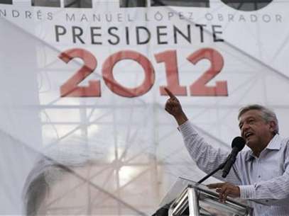 El espectro de una crisis poselectoral flota en México, donde muchos dudan que el candidato presidencial de izquierda, Andrés Manuel López Obrador, acepte una eventual derrota en las elecciones como anticipan los sondeos, y reviva las protestas que encabezó cuando perdió en los comicios del 2006. En la foto de archivo, López Obrador dando un discurso en Monterrey. Jun 20, 2012. Foto: Daniel Becerril / Reuters en español