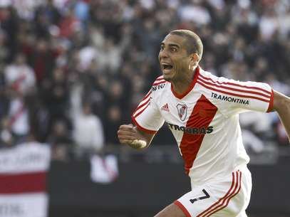 El jugador de River Plate, David Trezeguet, festeja un gol contra Almirante Brown en la segunda división del fútbol argentino el sábado, 23 de junio de 2012, en Buenos Aires. River ganó 2-0 y ascendió a la primera división.  Foto: Natacha Pisarenko / AP
