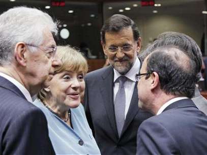 (L-R) Italy's Prime Minister Mario Monti, Germany's Chancellor Angela Merkel, Spain's Prime Minister Mariano Rajoy and France's President Francois Hollande attend an informal EU leaders summit in Brussels May 23, 2012. Foto: Francois Lenoir / Reuters In English
