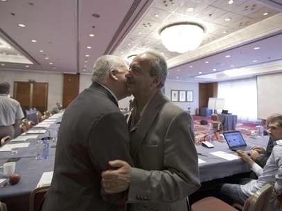 Mikail Morhaf, del Organismo de Coordinación Nacional para un Cambio Democrático, a la izquierda, saluda a un participante durante la reunión de representantes de grupos opositores sirios en Bruselas, el domingo 24 de junio de 2012. Los grupos opositores examinan formas para superar sus divisiones a fin de concertar un plan para una transición democrática en su país.  Foto: Virginia Mayo / AP