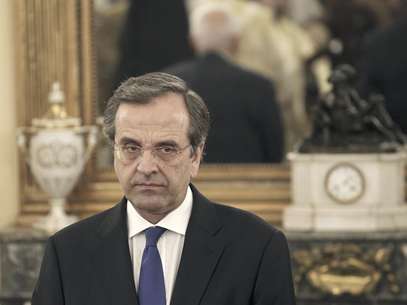 En esta fotografía de archivo del jueves 21 de junio de 2012 aparece el nuevo primer ministro de Grecia, Antonis Samaras, al tomar posesión del cargo en el palacio presidencial de Atenas. Samaras se ausentará de una crítica cumbre de la Unión Europea en Bruselas debido a una reciente operación ocular, informó el gobierno el domingo 24.  Foto: Petros Giannakouris, archivo / AP