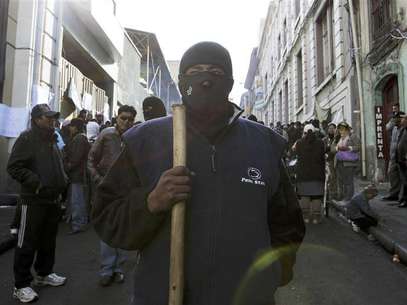 A police officer in civilian clothing takes part in a riot in La Paz June 24, 2012. Some members of the police and their wives occupied police barracks and marched in their fourth day of protests against low wages according to local media. Foto: David Mercado / Reuters In English