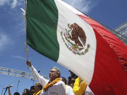 Andres Manuel Lopez Obrador, presidential candidate for the Party of the Democratic Revolution (PRD), holds Mexico's national flag during a rally in Acapulco June 22, 2012. Foto: Jacob Garcia / Reuters In English