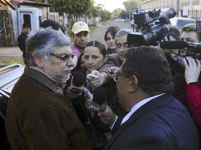 Ousted Paraguayan President Fernando Lugo (L) talks to journalists outside his home in Lambare, on the outskirts of Asuncion, June 23, 2012. Foto: Stringer / Reuters In English