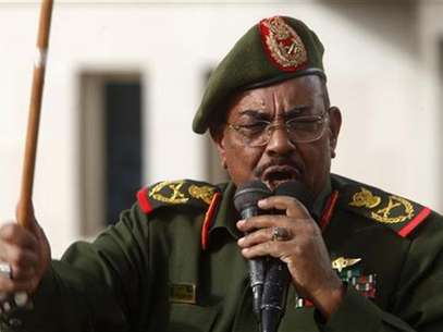 Sudanese President Omar Hassan al-Bashir addresses supporters after receiving victory greetings at the Defence Ministry, in Khartoum April 20, 2012. Foto:  Mohamed Nureldin Abdallah / Reuters In English