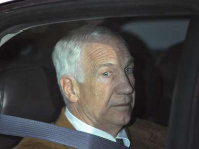 Former Penn State assistant football coach Jerry Sandusky leaves the Centre County Courthouse after his conviction in his child sex abuse trial in Bellefonte, Pennsylvania, June 22, 2012. Foto: Pat Little / Reuters In English