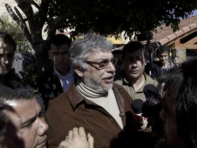El ex presidente paraguayo Fernando Lugo, centro, habla durante una conferencia de prensa realizada afuera de su casa en Lambare, en las afueras de Asunción, Paraguay, el domingo 24 de junio de 2012.  Foto: Jorge Sáenz / AP