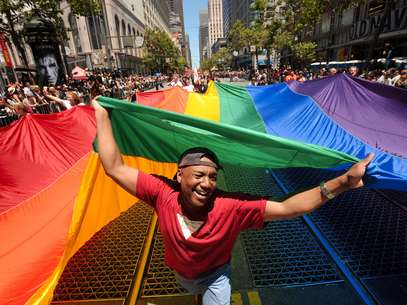 Mark Wilson con la bandera del arcoiris a cuestas durante el 42do desfile del orgullo gay en San Francisco el domingo 24 de junio de 2012.  Foto: Noah Berger / AP