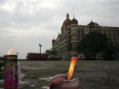 Candles placed for victims of the Mumbai attacks are seen in front of the Taj Mahal Hotel in Mumbai November 30, 2008. Foto: Jayanta Shaw / Reuters In English