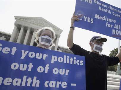 A group of doctors protest against individual mandate in President Obama's health care reform in front of U.S. Supreme Court in Washington June 25, 2012. Foto: Yuri Gripas / Reuters In English