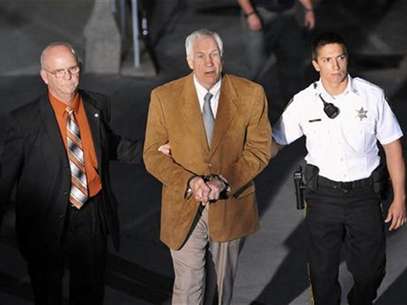 Former Penn State assistant football coach Jerry Sandusky leaves the Centre County Courthouse in handcuffs after his conviction in his child sex abuse trial in Bellefonte, Pennsylvania, June 22, 2012. Foto: Pat Little / Reuters