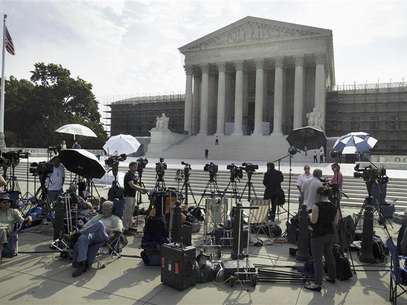 Members of the media gather for a stakeout in front of U.S. Supreme Court in Washington June 25, 2012. Foto: Yuri Gripas / Reuters In English