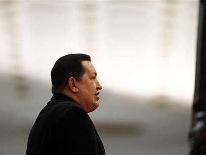 Venezuela's President Hugo Chavez waits to receive his Iranian counterpart Mahmoud Ahmadinejad at Miraflores Palace in Caracas June 22, 2012. Foto: Jorge Silva / Reuters In English