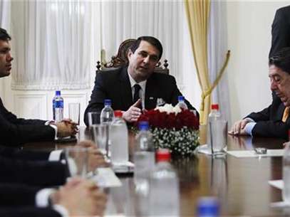 El nuevo presidente de Paraguay, Federico Franco (al centro en la imagen), durante una reunión de gabinete en Asunción, jun 25 2012. El nuevo presidente de Paraguay, Federico Franco, tomó juramento el lunes a los ministros de su Gobierno bajo una intensa presión diplomática de Sudamérica, que considera ilegítima la destitución del ex mandatario izquierdista Fernando Lugo en un juicio político. Foto: Marcos Brindicci / Reuters en español