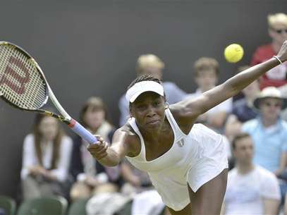Venus Williams of the U.S. hits a return to Elena Vesnina of Russia during their women's singles tennis match at the Wimbledon tennis championships in London June 25, 2012. Foto: Toby Melville / Reuters