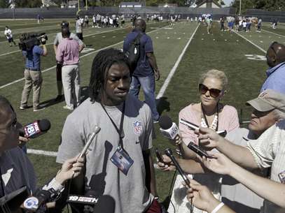 El quarterback novato de los Redskins de Washington, Robert Griffin III, habla con la prensa durante una clínica para jóvenes de la NFL en Berea, Ohio, el martes 26 de junio de 2012   Foto: Mark Duncan / AP