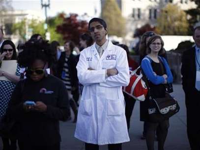 Doctor Vivek Murthy stands among other bystanders during the first day of legal arguments over the Affordable Care Act outside the Supreme Court in Washington March 26, 2012. Foto: Jason Reed / Reuters In English