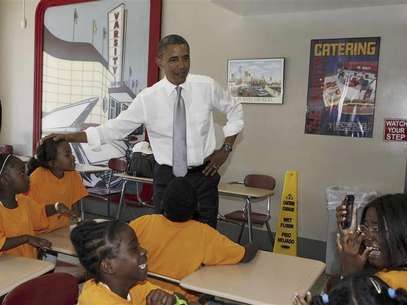 U.S. President Barack Obama talks to children inside the Varsity restaurant in Atlanta, Georgia, June 26, 2012. Foto: Larry Downing / Reuters In English