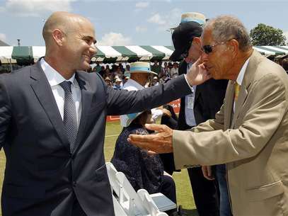 Andre Agassi (L) hugs coach Nick Bollettieri after Agassi was inducted into the International Tennis Hall of Fame in Newport, Rhode Island July 9, 2011. Foto: Brian Snyder / Reuters In English