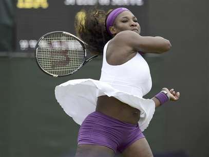 Serena Williams of the U.S. hits a return to Barbora Zahlavova Strycova of the Czech Republic during their women's singles tennis match at the Wimbledon tennis championships in London June 26, 2012. Foto: Dylan Martinez / Reuters