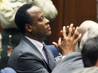 Dr. Conrad Murray sits in court after he was sentenced to four years in county jail for his involuntary manslaughter conviction of pop star Michael Jackson in Los Angeles November 29, 2011. Foto: Mario Anzuoni / Reuters In English