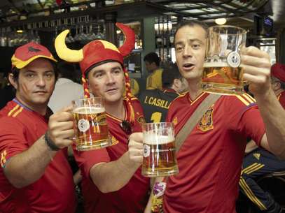 Hinchas españoles toman cerveza en un pub antes del partido entre España y Portugal por las semifinales de la Eurocopa el miércoles, 27 de junio de 2012, en Donetsk, Ucrania.  Foto: Sergei Chuzavkov / AP