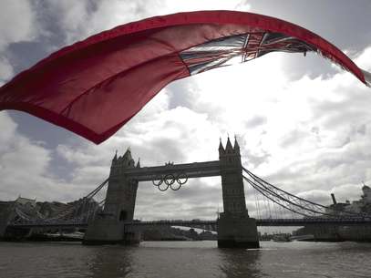 Los aros olímpicos cuelgan del Puente de Londres el miércoles, 27 de junio de 2012, en Londres.  Foto: Lefteris Pitarakis / AP
