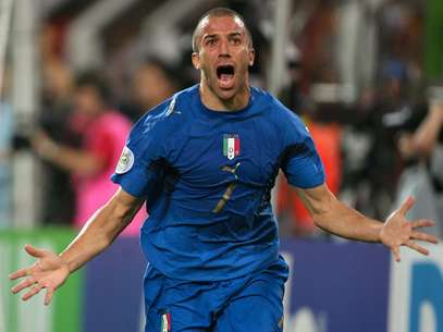 Esta fotografía de archivo del martes 4 de julio de 2006 muestra a Alessandro Del Piero celebrando luego de anotar el segundo gol de Italia durante el tiempo extra de las semifinales mundialistas contra Alemania en la ciudad alemana de Dortmund. Italia ganó 2-0. Ahora, Alemania e Italia se vuelven a enfrentar en una semifinal, y será en la Eurocopa el jueves 28 de junio de 2012 en medio de la expectativa de otro partido atractivo.  Foto: Andrew Medichini / AP