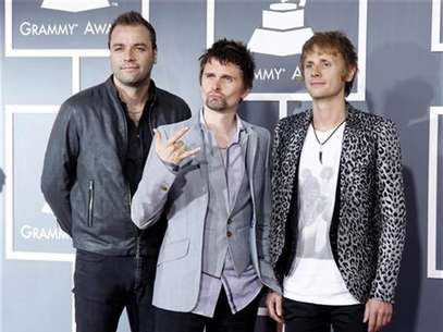 Imagen de archivo de los integrantes de la banda británica Muse durante la entrega de los premios Grammy en Los Angeles, feb 13 2011. "Survival", de Muse, será la canción oficial de los Juegos Olímpicos de Londres, según anunció el miércoles la banda británica de rock. Foto: Danny Moloshok / Reuters en español