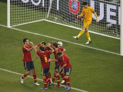 Spain's players celebrate their second goal next to France's goalkeeper Hugo Lloris during their Euro 2012 quarter-final soccer match at the Donbass Arena in Donetsk, June 23, 2012. Foto: Yves Herman / Reuters In English