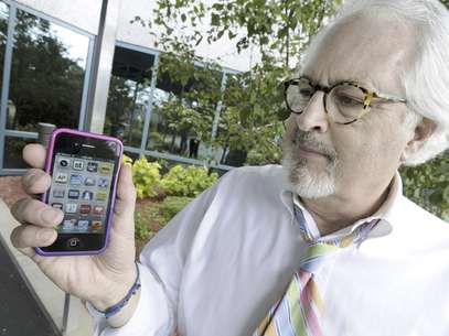 Bob Burns sostiene su celular el miércoles 27 de junio de 2012 en Minnetonka, Minnesota. Millones de usuarios de móviles en Estados Unidos pronto podrán recibir mensajes de texto con alertas si el dispositivo está en la trayectoria de una tormenta peligrosa.  Foto: Jim Mone / AP
