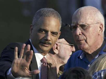 U.S. Attorney General Eric Holder (L) and Chairman of the Senate Judiciary Committee Sen. Patrick Leahy talk on the South Lawn of the White House during a picnic for Members of Congress, hosted by U.S. President Barack Obama, in Washington June 27, 2012. Foto: Larry Downing / Reuters In English
