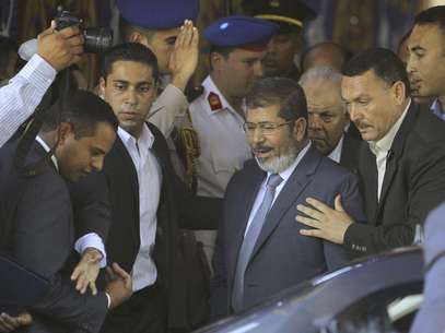 El presidente electo de Egipto Mohamed Morsi es protegido por el servicio de seguridad presidencial en la mezquita Al-Azhar, en El Cairo, Egipto.  Foto: Amr Nabil / AP